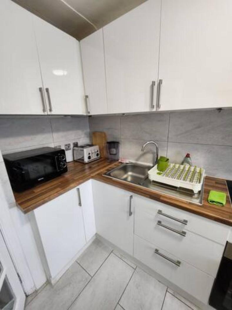 12 Minutes To Central London Kings Cross, 6 Minutes Walks To The Train Station - Free Parking 3 Bed 2 Bath Fully Refurbished Flat No Party Or Gathering Allowed Экстерьер фото
